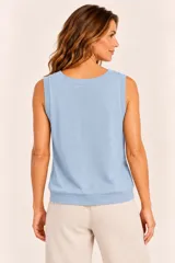 Musculosa de punto celeste con escote redondo y diseño sin mangas.