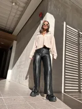 Pantalón de ecocuero negro de corte acampanado.