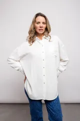 Camisa blanca de manga larga, con botones y cuello.