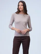 Buzo de tejido fino color beige, con cuello redondo, mangas tres cuartos y diseño raglán.