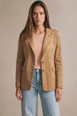 Blazer negro de textura gamuzada con solapas clásicas, cierre frontal de dos botones y bolsillos laterales con solapa.