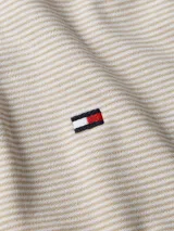 Chomba Tommy Hilfiger de corte regular con rayas horizontales tonales, cuello clásico a contraste, cartera de dos botones, cinta distintiva en el interior del cuello y logo bordado en el pecho.