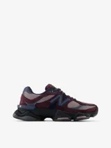Zapatillas urbanas New Balance modelo U9060RFC, color borgoña con detalles en azul marino y gris.