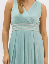 Vestido largo de gasa con hilo metalizado lurex, color beige, con escote en V cruzado y drapeado, cintura alta con aplicaciones de strass y falda larga plisada con movimiento.