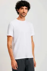 Remera básica de corte clásico, manga corta y cuello redondo.