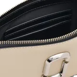 Bolso tipo pochette de cuero color crema con logo de la marca en plateado. Tiene asa corta superior negra y correa de cadena plateada extraíble.