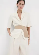 Short de mezcla de lino color beige con sutiles rayas verticales, diseño recto y tiro medio, con bolsillos laterales y trabillas para cinturón.