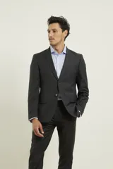 Traje de corte slim fit compuesto por saco de dos botones y pantalón de vestir a juego. Presenta una silueta moderna y entallada.