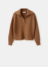 Sweater de punto marrón de manga larga, con cuello polo y solapas amplias.