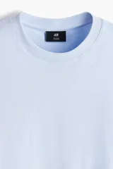 Remera de algodón liviano color celeste, con cuello redondo y corte estándar.
