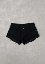 Short de jean negro de tiro bajo, con diseño clásico de cinco bolsillos, trabillas para cinto y bordes deshilachados.