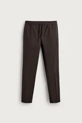 Pantalón regular fit color negro de tejido con viscosa, con cintura elástica ajustable con cordón, bolsillos frontales y traseros.