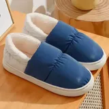 Pantuflas cerradas impermeables de United Uy, diseño bicolor con empeine azul y talón blanco, con interior de corderito y suela de goma blanca.