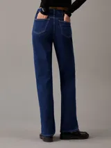 Pantalón de jean de tiro alto color azul oscuro, corte recto, con diseño de cinco bolsillos y cierre con cremallera. Confeccionado con un 20% de algodón reciclado.