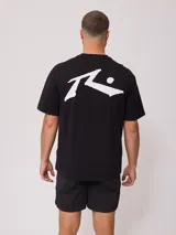 Remera blanca de hombre con logo de la marca Rusty estampado en el pecho y diseño a cuadros en la parte inferior trasera.