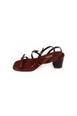 Sandalias de taco ancho Daniel Cassin modelo Maddem, color marrón, con múltiples tiras finas ajustables con hebillas doradas y puntera cuadrada.