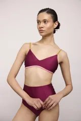 Top de bikini con estampado animal print de leopardo y tirantes finos color mostaza.