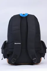 Mochila de color camel con base marrón de material tipo cuero. Presenta múltiples compartimentos con cierres, correas ajustables y detalles en azul, incluyendo un logo en relieve y texto impreso en el frente.