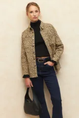 Polera de tejido fino color negro, con cuello alto y mangas largas con terminación sutilmente fruncida. Diseño ajustado al cuerpo.