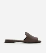 Sandalia plana Beira Rio de diseño minimalista, confeccionada en material sintético color marrón, con tira ancha sobre el empeine y taco bajo cuadrado.