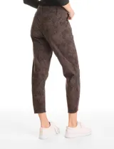 Pantalón de corte crop, color gris, con diseño de cinco bolsillos, cierre frontal con botón y ruedo irregular con terminación desflecada.