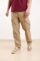 Pantalón de hombre color azul oscuro, estilo cargo, con bolsillos laterales y corte recto.