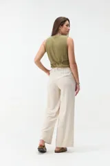 Pantalón de corte ancho y tiro medio, color verde militar, con cintura elástica ajustable mediante cordón y bolsillos laterales.