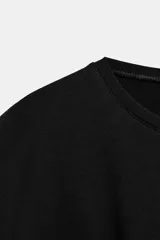 Camiseta de algodón con cuello redondo y manga corta. Presenta un diseño entallado con pinzas en la cintura y bajo recto.