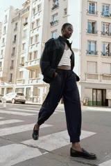 Pantalón jogger de tiro medio, color bordó, con cintura elástica ajustable mediante cordones, bolsillos delanteros y puños elásticos en los tobillos.