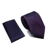 Set de corbata y pañuelo de bolsillo color violeta oscuro con diseño de micro-cuadros y puntos blancos.