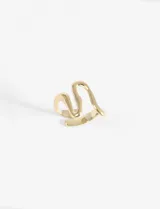 Anillo ajustable de acero quirúrgico hipoalergénico con diseño orgánico e irregular que simula una ola o un trazo fluido.