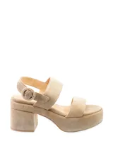 Sandalia de plataforma y taco ancho color beige, con doble tira ancha de gamuza en el empeine y tira de ajuste con hebilla redonda en el talón.