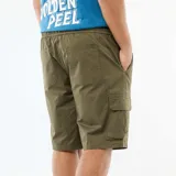 Bermuda cargo color verde militar, confeccionada en tejido de sarga, con múltiples bolsillos laterales y traseros.