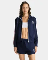 Campera deportiva azul marino con cierre frontal, cuello alto y puños acanalados. Presenta el logo de los Yankees bordado en blanco en el pecho y detalle de tres rayas rojas y blancas en las mangas.