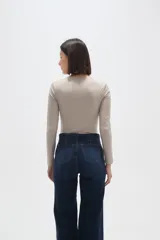 Body de manga larga confeccionado en poliamida, con diseño al cuerpo y cuello redondo a la base.