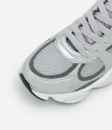Championes de running Viko con diseño de paneles superpuestos en tonos gris y plateado. Presentan una combinación de malla técnica y detalles sintéticos, con suela de plataforma robusta y cierre mediante cordones.