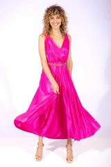 Vestido midi fucsia plisado con escote en V y cinturón de cadena dorada.
