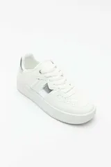 Championes deportivos Paddock Septos, color blanco con detalles plateados y perforaciones en la puntera y los laterales.