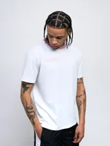 Remera de corte clásico color blanco, con cuello redondo en color rosado y logo de la marca bordado en el pecho en el mismo tono.