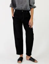 Pantalon de lino color mostaza con bolsillos laterales, tiro medio y corte recto.
