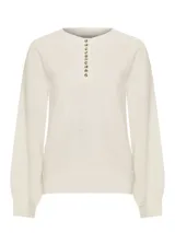 Sweater de punto color blanco, con cuello redondo y apertura frontal parcial con botones de madera. Presenta mangas largas con puños ajustados y diseño de calce regular.