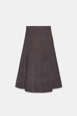 Falda de corte evasé confeccionada en tejido soft de tacto suave, con tiro medio y cintura elástica interior.