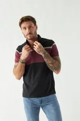 Chomba de piqué de algodón con corte regular, mangas cortas, cuello clásico con botones y logo bordado en el pecho. Diseño con bloques de color negro, bordó y gris.