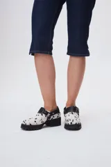 Zapato de cuero negro con hebilla y plataforma con suela track.