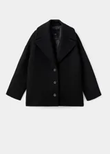 Abrigo de lana de corte oversize, color negro, con cuello de solapa con muesca, cierre frontal de botones y manga larga. Cuenta con forro interior.