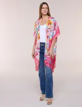 Kimono de satén ligero con estampado floral en tonos rosados, amarillos y celestes, de silueta amplia y diseño abierto al frente con mangas cortas amplias.