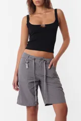 Short tipo bermuda recta de largo jort, color gris, tiro medio. Tiene cordón con punteras y tancas metálicas, cierre y botón. Incluye pasacintos, bolsillos laterales delanteros y dos bolsillos traseros. Detalle de llavero TW.