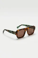 Lentes de sol Wingman con armazón rectangular de carey marrón y patillas estampadas en tonos verdes.
