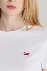 Remera blanca de algodón con calce estándar y logo de Levi's bordado en el pecho.