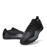 Championes de fútbol Umbro modelo Vibe TF, color turquesa con detalles en blanco. Diseñados para césped sintético, cuentan con suela con tapones pequeños para mayor tracción y estabilidad.